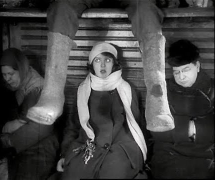帽子箱を持った少女 Devushka s Korobkoy（66分／サイレント ）