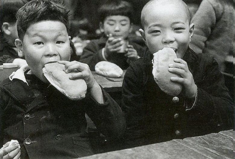 教室の子供だち（デジタル）