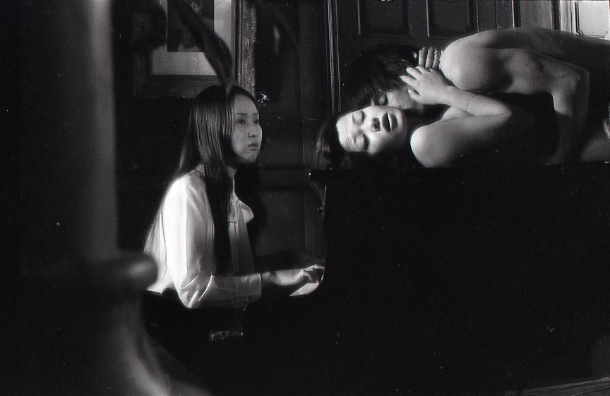 闇に浮かぶ白い肌（68分／35mm）